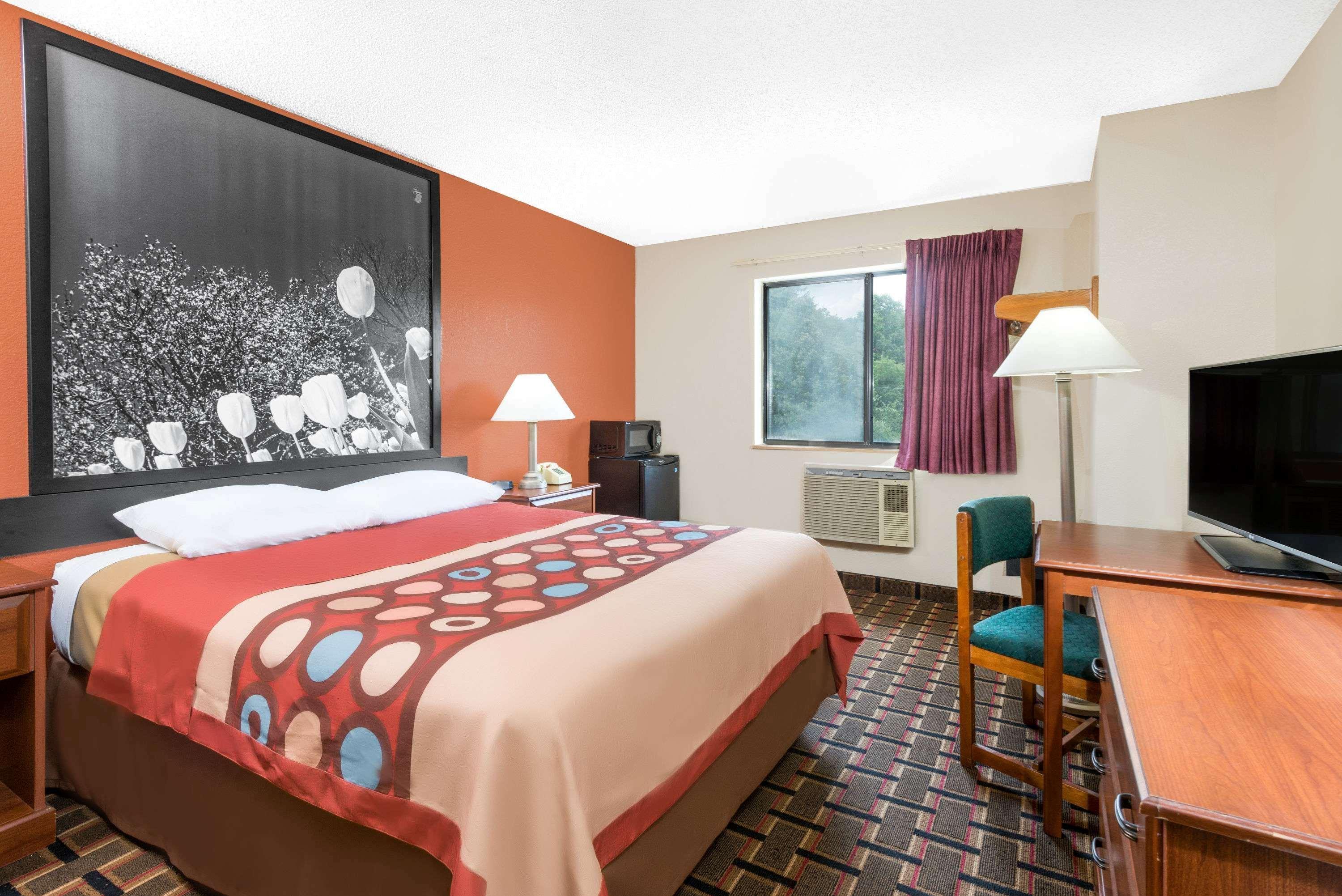Super 8 By Wyndham Kent/Akron Area Exterior photo