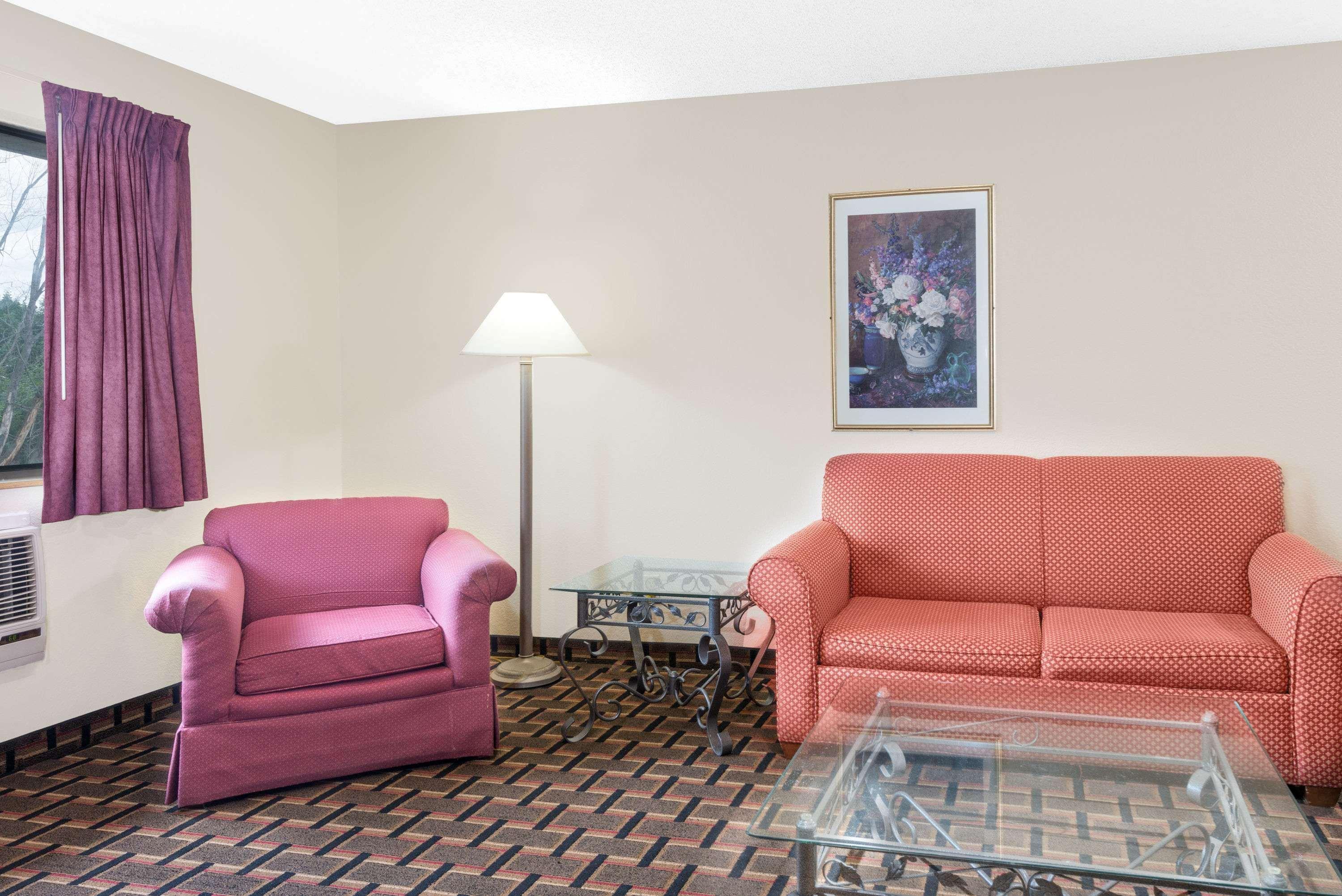 Super 8 By Wyndham Kent/Akron Area Exterior photo