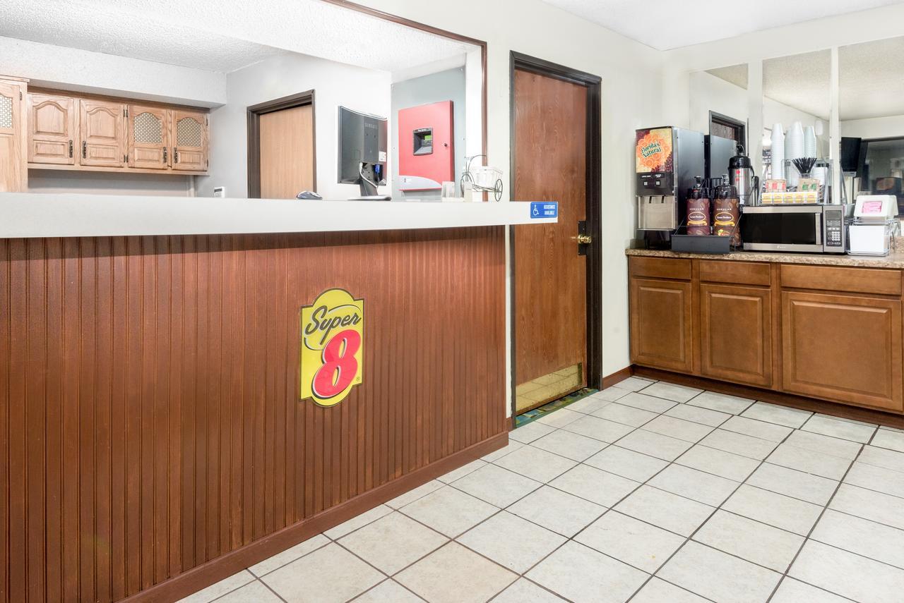 Super 8 By Wyndham Kent/Akron Area Exterior photo