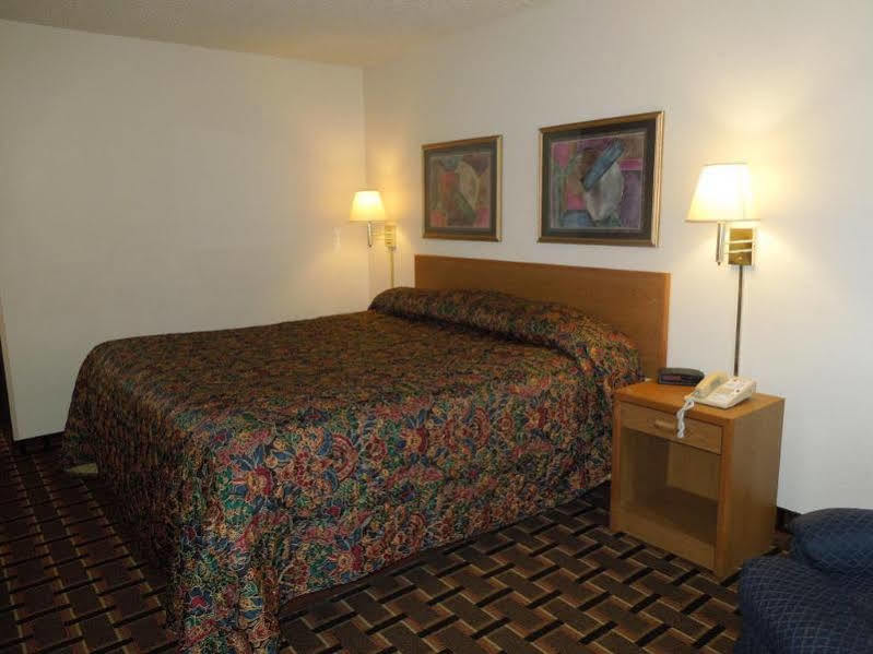 Super 8 By Wyndham Kent/Akron Area Exterior photo