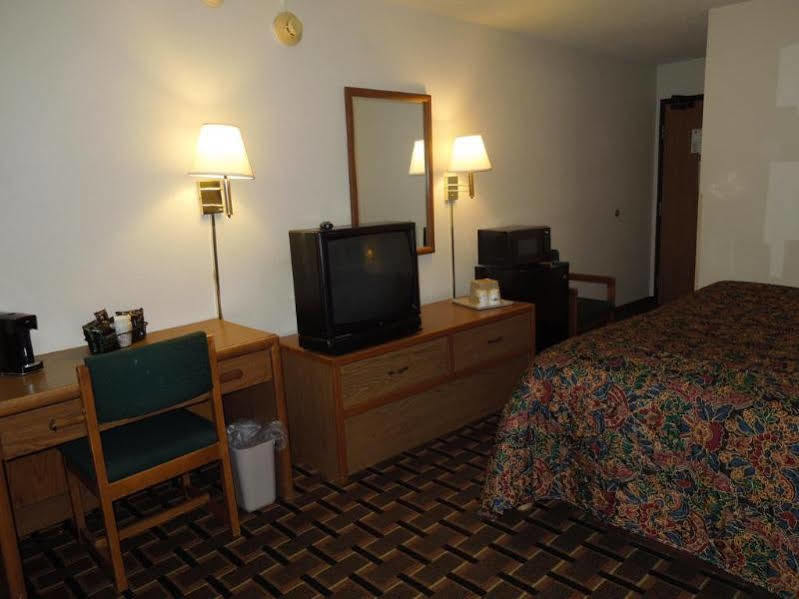 Super 8 By Wyndham Kent/Akron Area Exterior photo