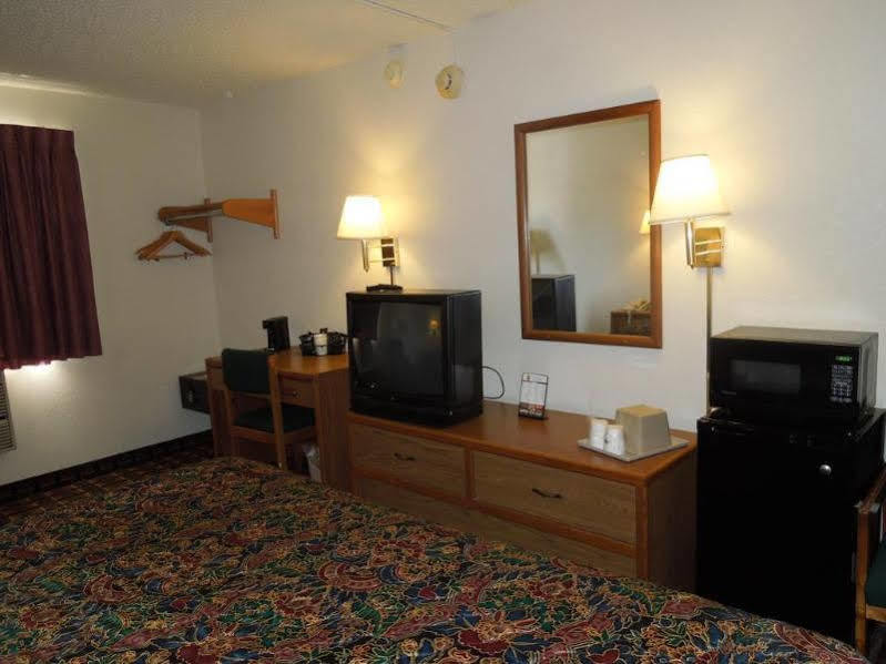Super 8 By Wyndham Kent/Akron Area Exterior photo