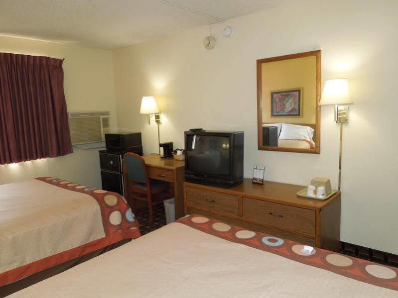 Super 8 By Wyndham Kent/Akron Area Exterior photo